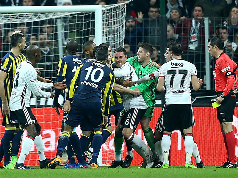 Die pure Wut: Zwischen Besiktas und Fenerbahce ging es im Pokal-Achtelfinale hoch her.