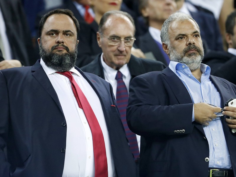 Kündigte drastische Maßnahmen an: Olympiakos-Chef Evangelos Marinakis (l.).