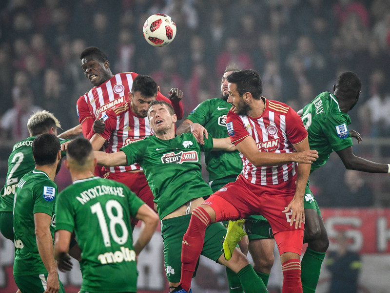 In der griechischen Super League (hier eine Szene aus dem Spiel Olympiakos gegen Panathinaikos) ruht am Wochenende der Ball.