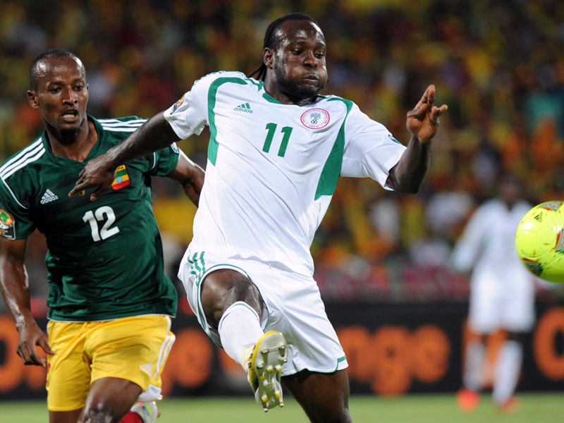 Victor Moses (re.)