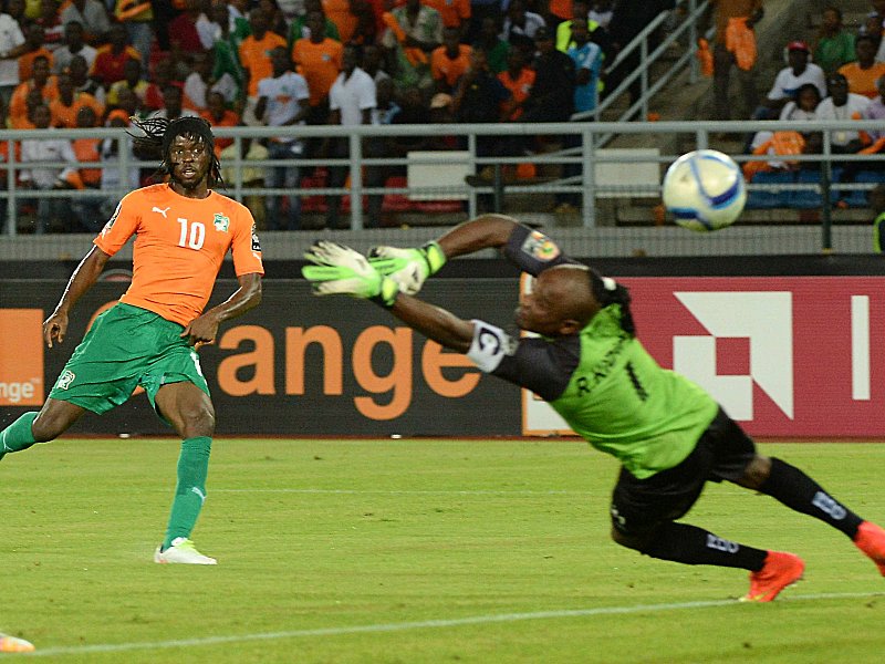 Der Ivorer Gervinho (li.) lässt Kongos Torhüter Kidiaba keine Chance.