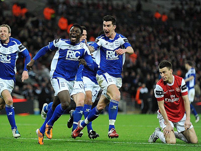 Grenzenloser Jubel - unendlicher Frust: Während sich Obafemi Martins feiern lässt, kann es Laurent Koscielny nicht fassen.