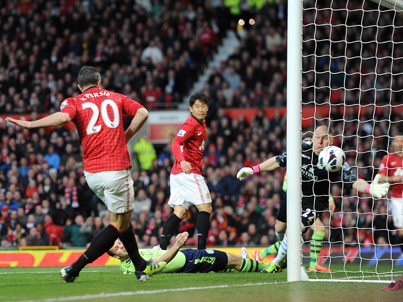 Auftakt: Nach 81 Sekunden erzielt Robin van Persie das erste Tor zu seinem Hattrick gegen Aston Villa.