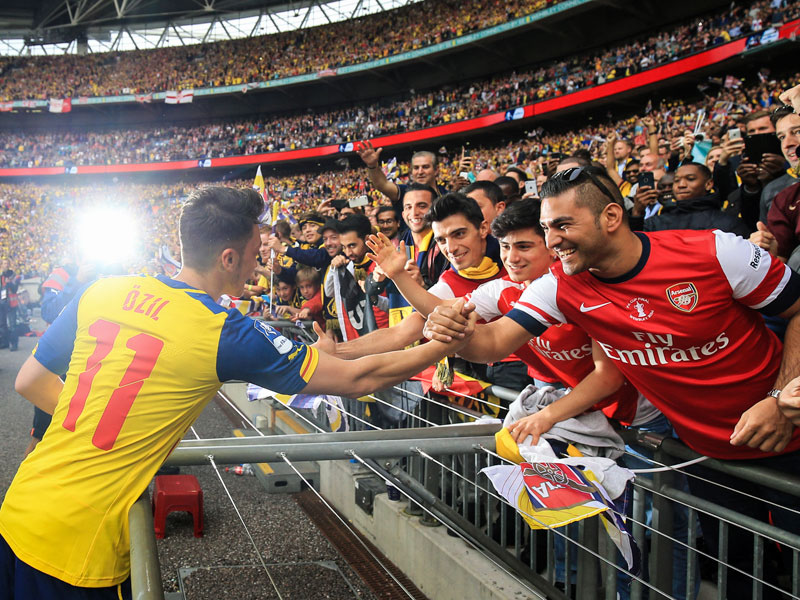 Liebling der Fans - und dafür belohnt: Arsenals Mesut Özil.
