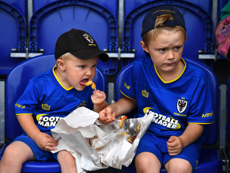 Weiter hungrig: Der AFC Wimbledon - hier zwei junge Fans - hat am Sonntag den nächsten Meilenstein erreicht.