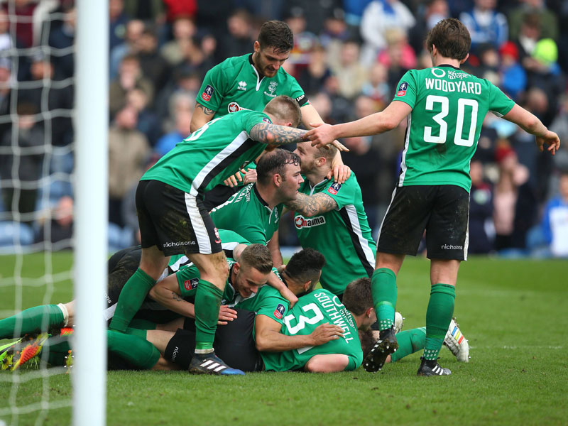 Wunder gibt es immer wieder: Fünftligist Lincoln City feiert sein Siegtor in Burnley.