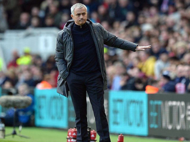 Kein Schweinsteiger auf der Bank? Manchester Uniteds Trainer José Mourinho hätte den Weltmeister gerne behalten.
