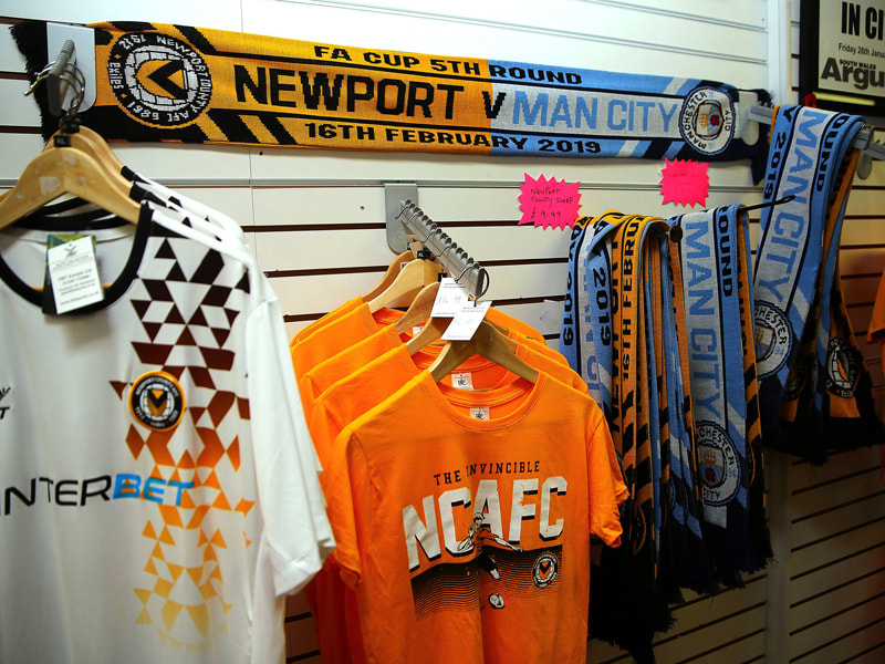 ManCity kommt! Auch der Fanshop von Newport County ist auf das Spiel des Jahres vorbereitet.