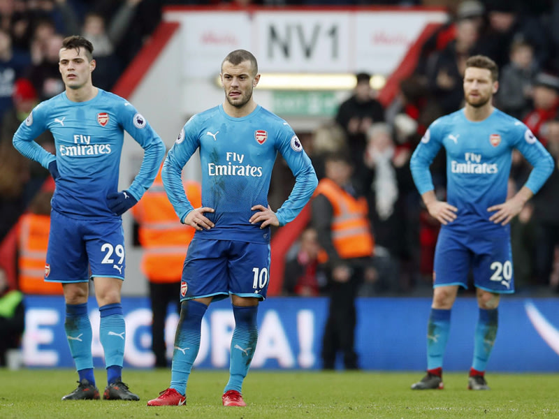 Betretene Mienen: Granit Xhaka (li.), Jack Wilshere (Mitte) und Shkodran Mustafi sind bedient.