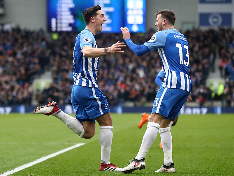 Lewis Dunk (li., Brighton & Hove Albion) jubelt mit Pascal Groß