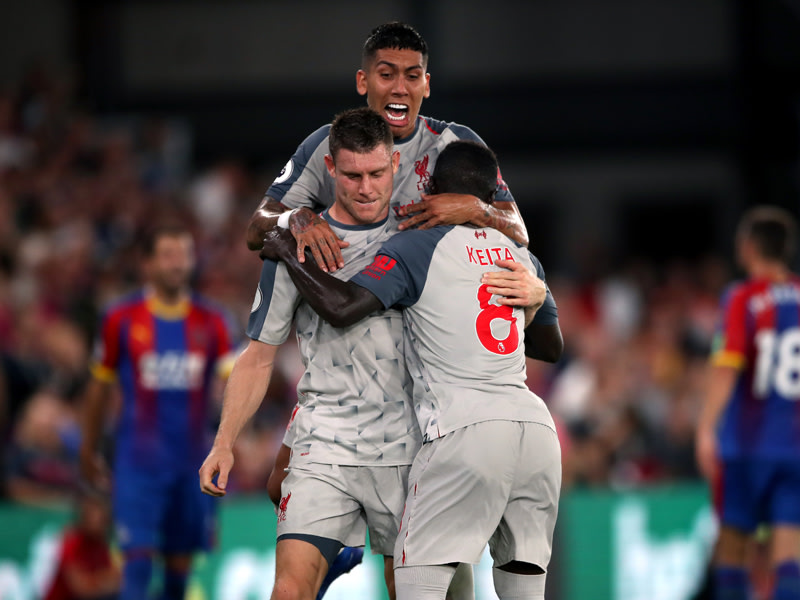 Reds in grau: Roberto Firmino und Naby Keita beglückwünschen Torschützen James Milner.