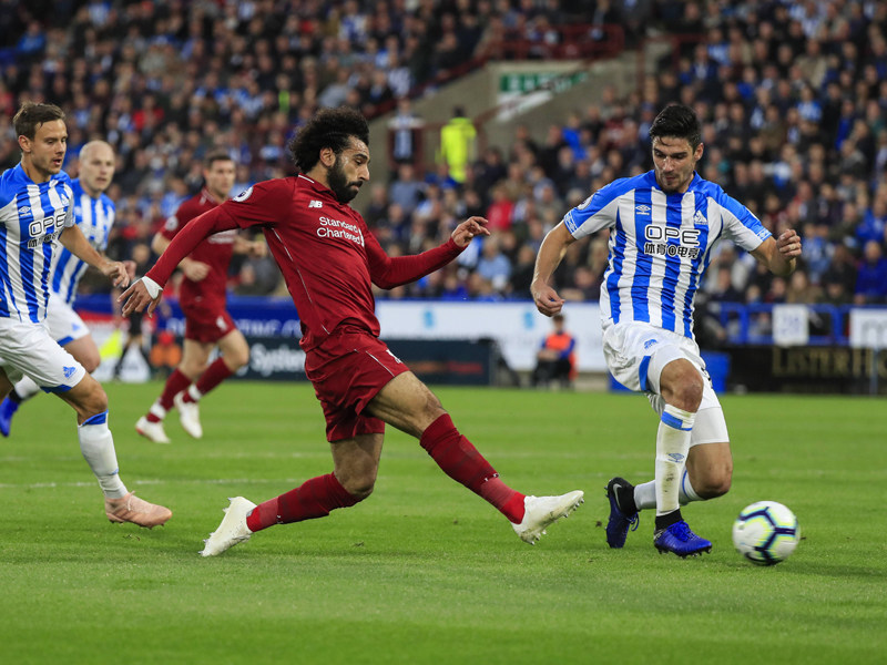 Die Führung für Liverpool: Mo Salah trifft zum 1:0 in Huddersfield.