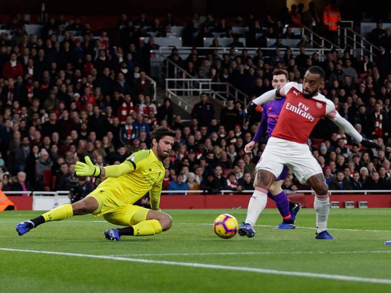 Frühe Chance für Arsenal: Alexandre Lacazette vor Liverpool-Schlussmann Alisson.