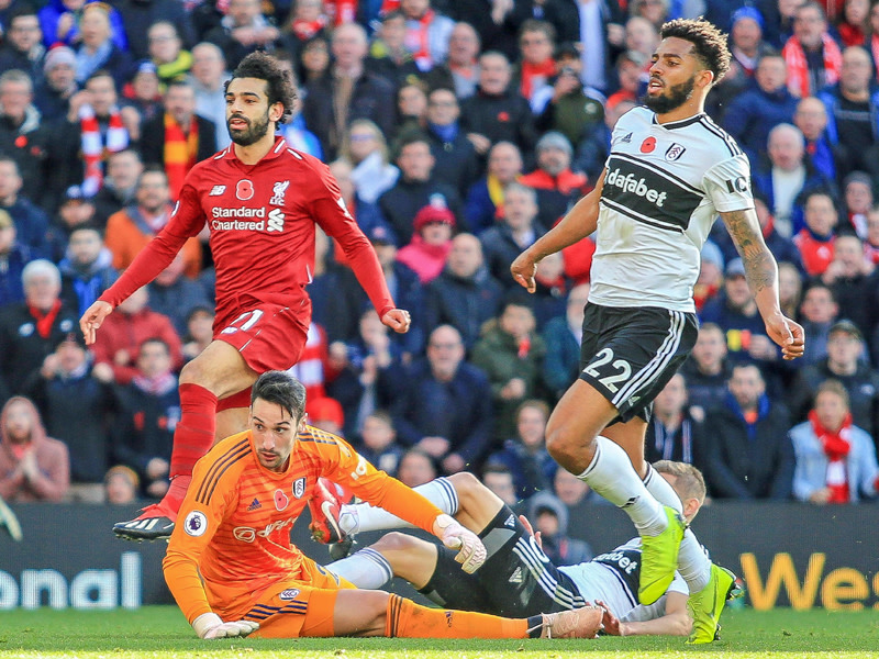 Hellwach: Liverpools Stürmer Mo Salah markiert das 1:0 für die Reds.