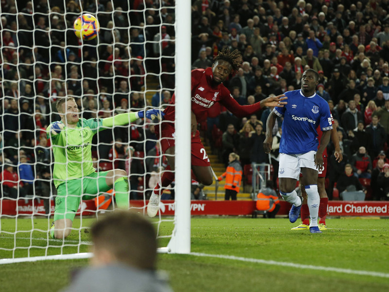 Das Ende einer bizarren Szene! Divock Origi köpft zum Siegtor für Liverpool ein.