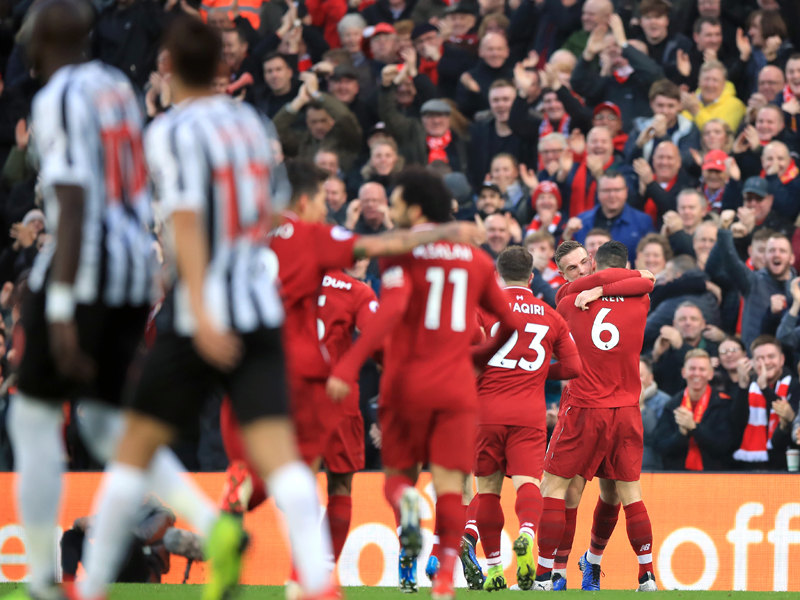 Frühe Führung: Dejan Lovren (#6) lässt sich nach seinem schönen 1:0 feiern.