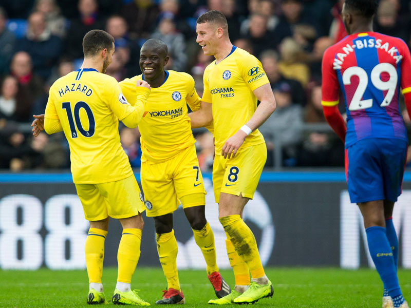 Chelseas N'golo Kanté (M.) jubelt über sein Tor gegen Palace.