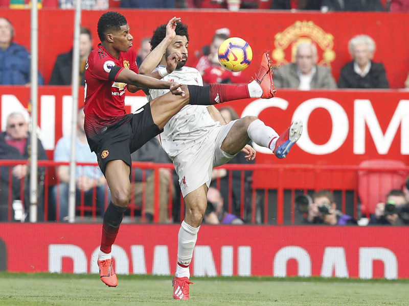 Bein hoch im Old Trafford: Marcus Rashford gegen Mohamed Salah.