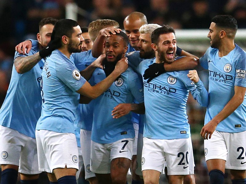 Nach der Pause nicht zu bremsen: Raheem Sterling (M.) lässt sich von den Kollegen feiern.