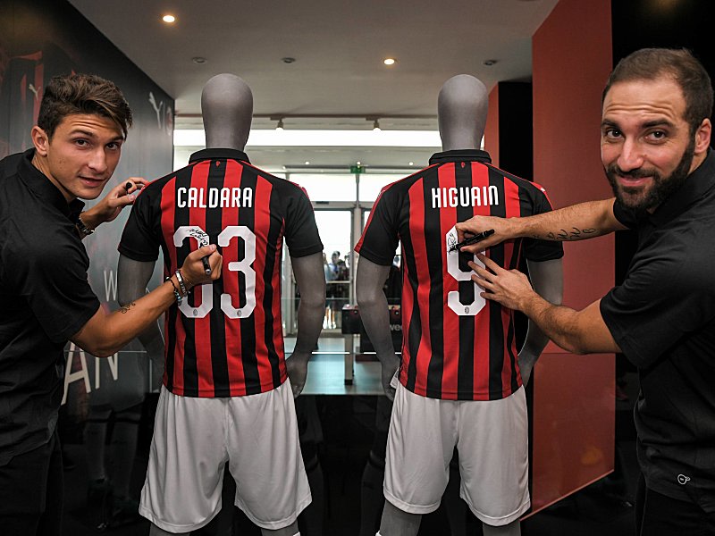 Mailänder Hoffnungsträger: Mattia Caldara und Gonzalo Higuain (r.).