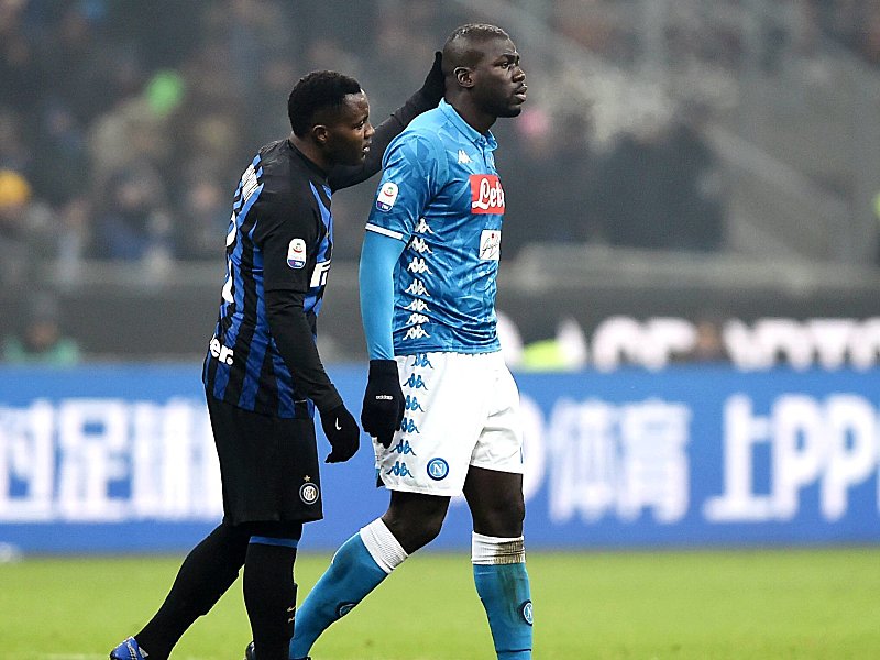 Inter-Spieler Asamoah tröstet Kalidou Koulibaly nach seinem Platzverweis. Der Verband verurteilte Inter zu zwei Geisterspielen.