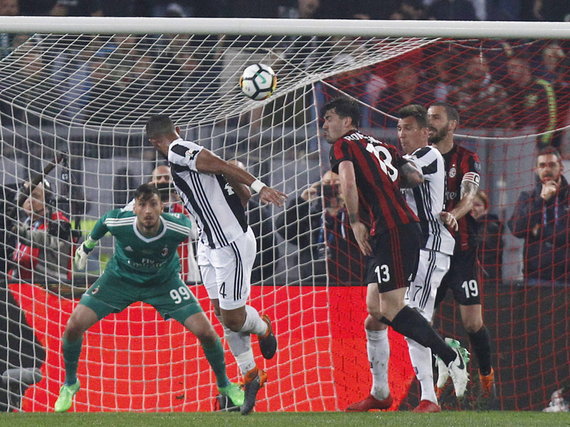 Wegbereiter: Medhi Benatia (Nr.4) trifft per Kopf zum 1:0 für Juve. Später folgen drei weitere Tore.