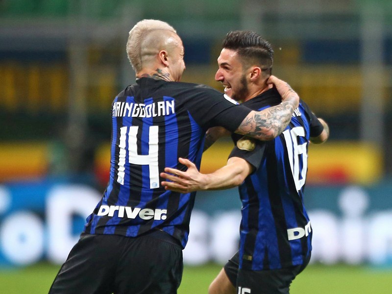 Radja Nainggolan herzte Matteo Politano nach dessen Maßarbeit zum zwischenzeitlichen 1:0 gegen Chievo Verona.
