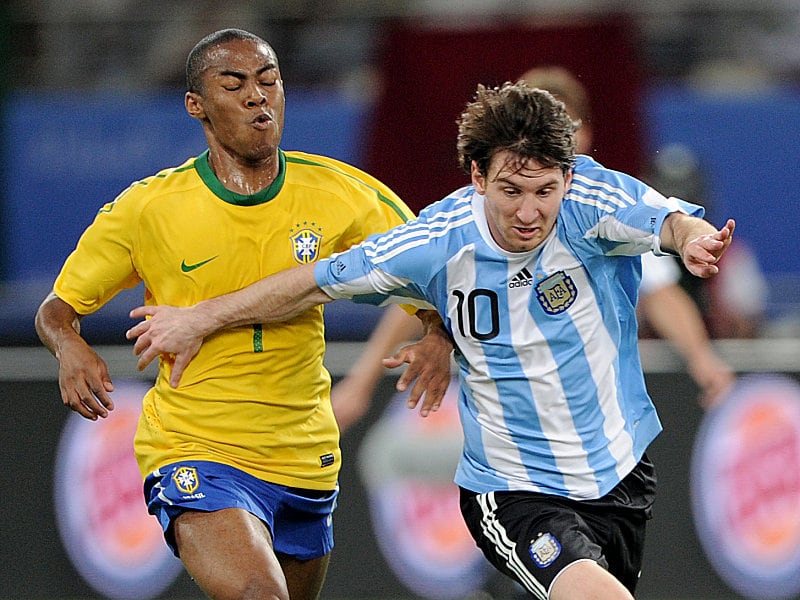 Wiedersehen in der Primera División? Der Brasilianer Elias, hier gegen Lionel Messi, soll zu Atletico wechseln.