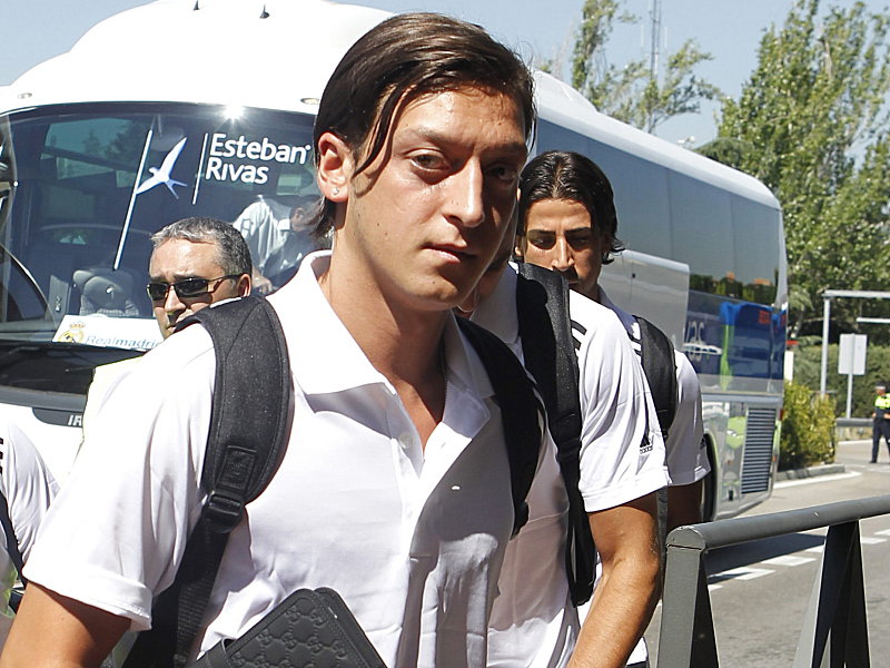Mesut Özil beim Abflug in Madrid, Barajas