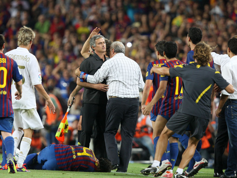 Der Anfang vom Rudel - und Mourinho mittendrin: Barça und Real lieferten sich mal wieder mehr als ein ein Fußballspiel.