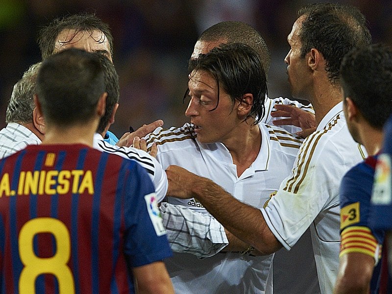 Sichtlich aufgebracht: Mesut Özil während der Rudelbildung im Camp Nou.