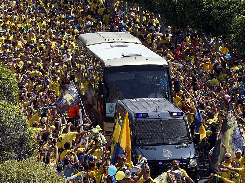 Schon vor der Partie herrschte Euphorie auf Gran Canaria: Die Fans heißen den Team-Bus willkommen.
