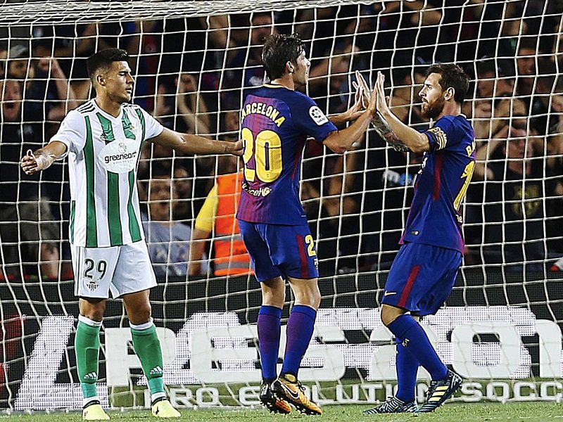 Schlag ein: Leo Messi (re.) und Sergi Roberto jubeln.
