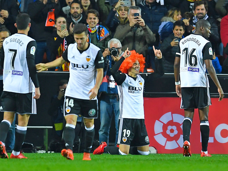 Emotional mit Perücke: Valencias Rodrigo gedachte nach seinem 1:0 dem verstorbenen Ex-Präsidenten.