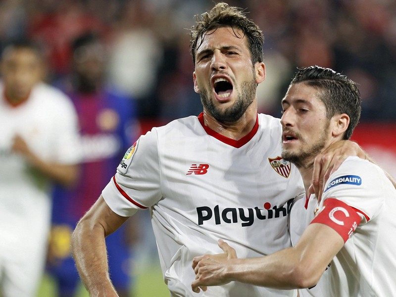 Losgelöst: Torschütze Franco Vazquez (l.) und Sergio Escudero bejubeln Sevillas Führung.