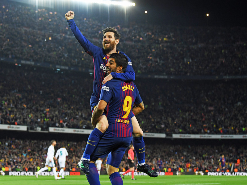 Kleiner Mann mal wieder der Größte: Messi jubelt über sein 2:1 gegen Real Madrid mit Vorlagengeber Suarez.