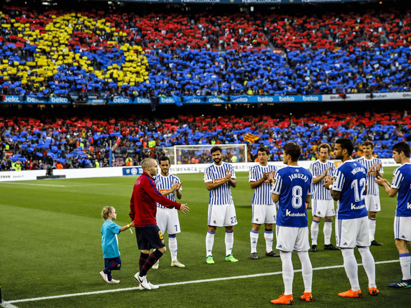 Spalier vor Spielbeginn: Andres Iniesta klatscht mit den Gästespielern ab.
