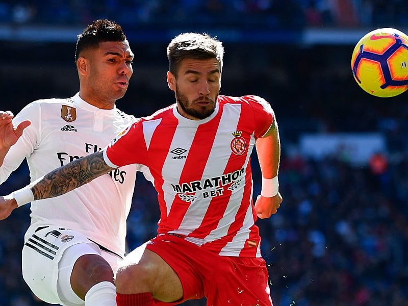 Das Tor von Casemiro (li.) war zu wenig. Dank des Tores von Portu (re.) gewann Girona bei Real noch 2:1.