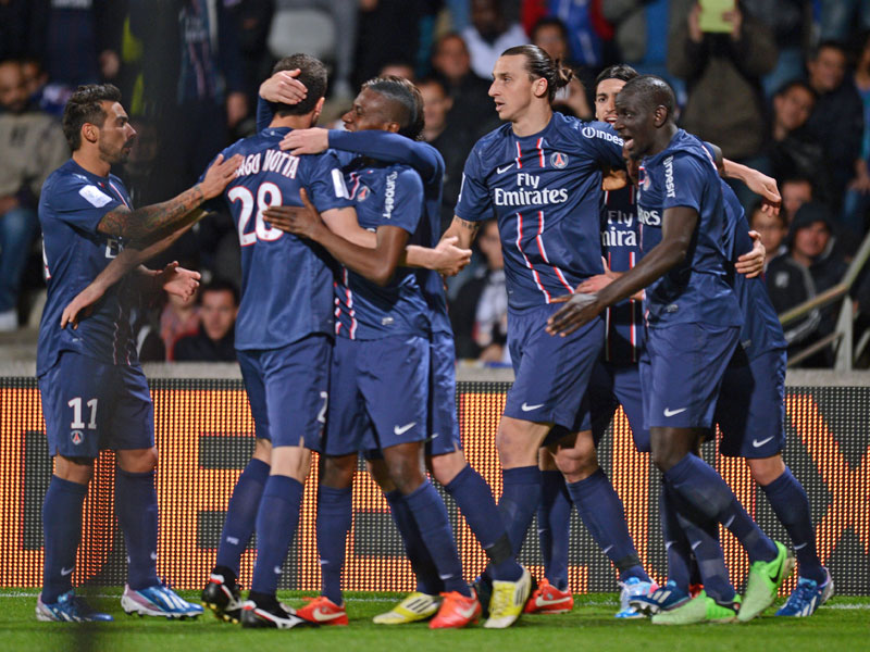 PSG jubelt über das 1:0 in Lyon, das den Parisern den 3. Meistertitel bescherte.