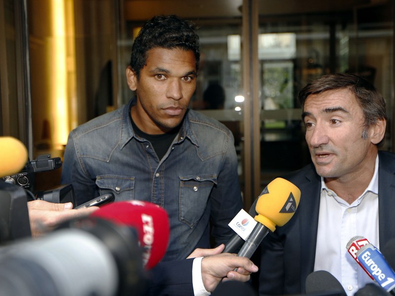 Bastias Angreifer Brandao (li.) und sein Anwalt Olivier Martin treten vor die Presse nach dem Urteil gegen den Brasilianer.