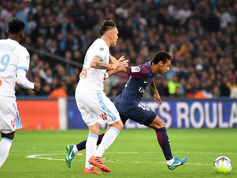 Den Ball im Blick: Neymar (r.).