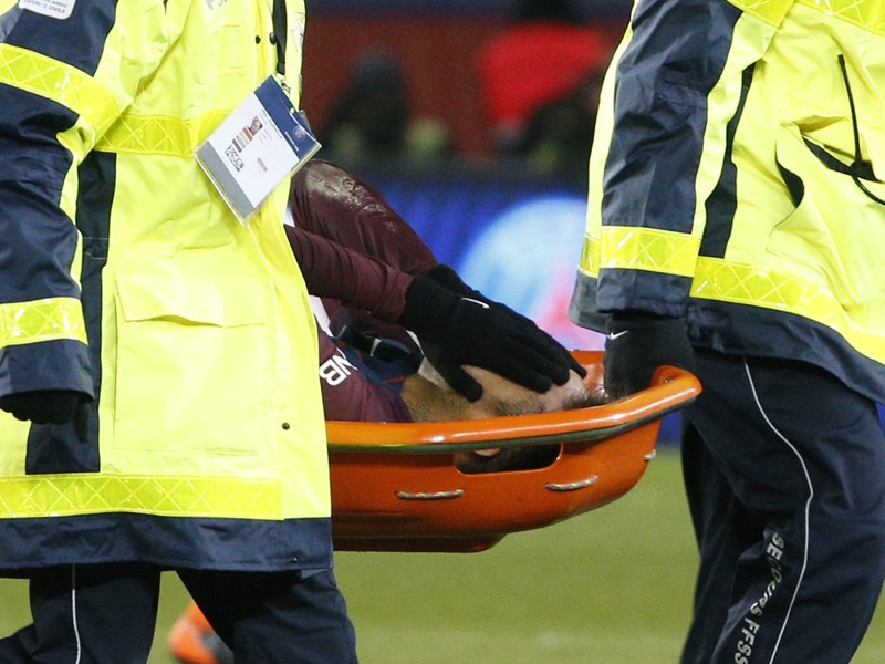 Droht ein längerer Ausfall? Neymar musste gegen Marseille nach langer Behandlungspause abtransportiert werden.