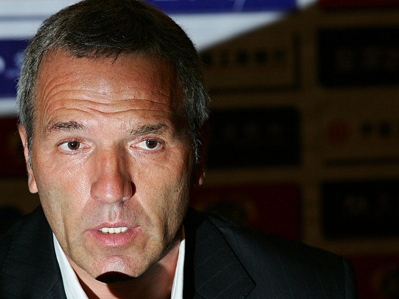 Schon wieder im Geschäft: Ernst Middendorp.