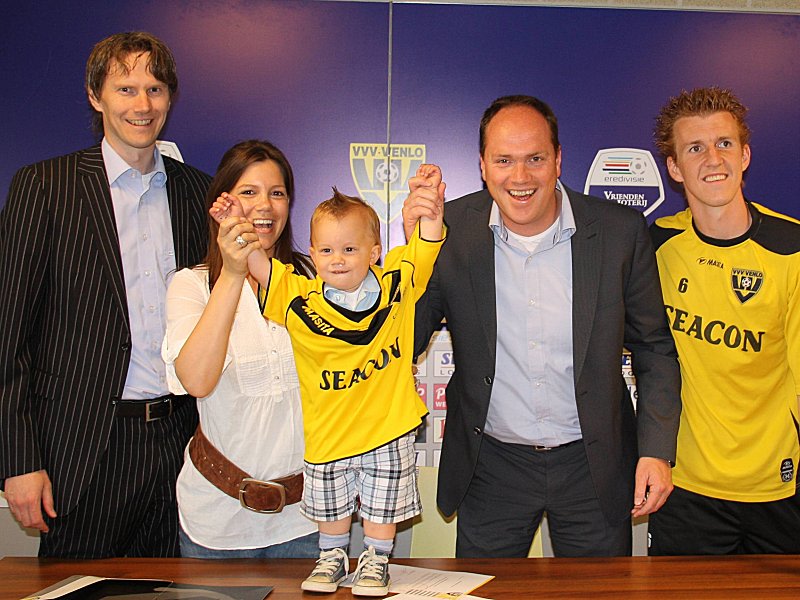 Baerke van der Meij (Mitte) bei seiner Vorstellung in Venlo
