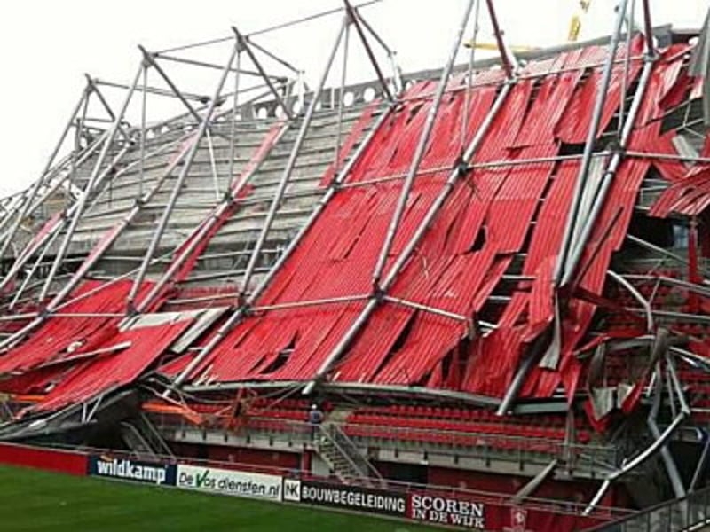 Das Dach des Twente-Stadions stürzte bei Bauarbeiten am Donnerstag ein.