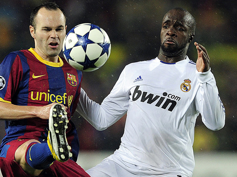 Lass Diarra gegen Andres Iniesta (li.)