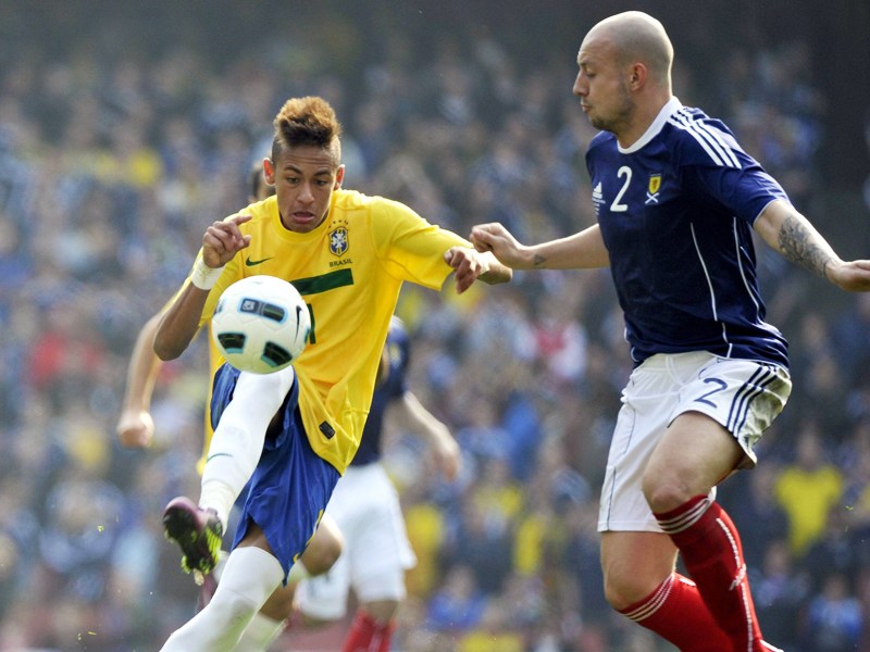 Begehrt: Aston Villa will Tottenhams Schotten Alan Hutton, hier rechts gegen Brasiliens Neymar.