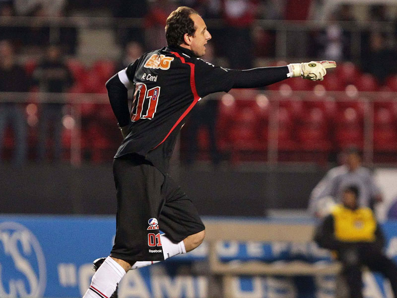 "Lass ihn liegen!" Rogerio Ceni auf dem Weg, einen Freistoß auszuführen.