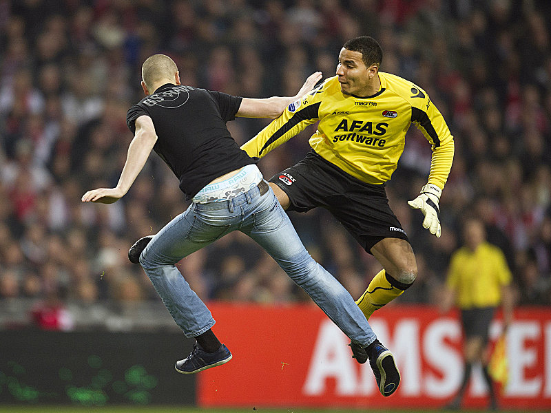 Tätlichkeit: Ein Ajax-Anhänger griff den AZ-Keeper auf dem Feld an.