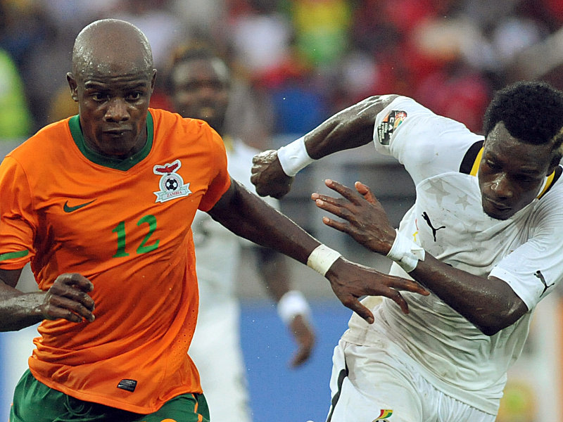 Sambias James Chamanga im Duell mit Ghanas John Boye (re.)